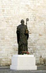 Бари. Статуя свт. Николая рядом с базиликой.